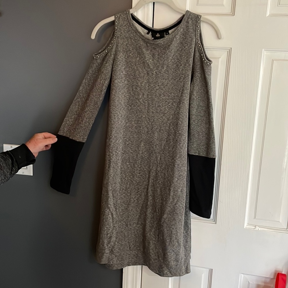 Shoulder cut out dress like new